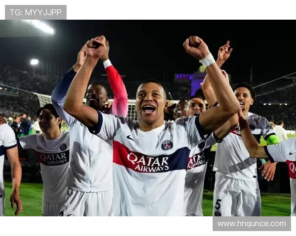 纳赛尔赛场晤梅西妻子:温情互动背后的巴黎战略 纳赛尔赛场晤梅西妻子:温情互动背后的巴黎战略